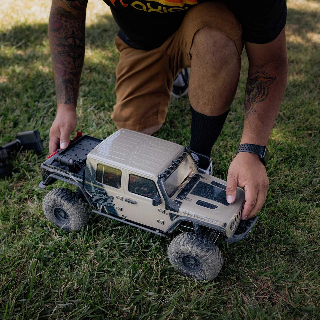 Axial SCX10 III Motobilt Valyrian Jeep JT Gladiator 1/10 4X4 Rock Crawler RTR, Tan