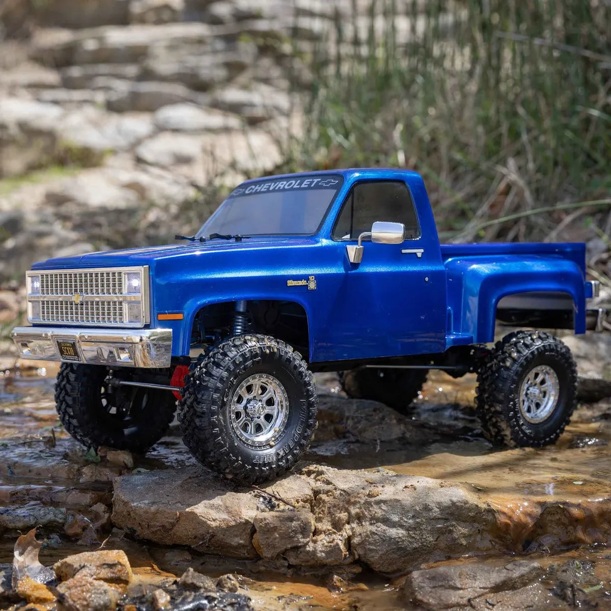 Axial SCX10 III Base Camp '82 Chevy K10 Rock Crawler RTR, Blue, AXI03030T1